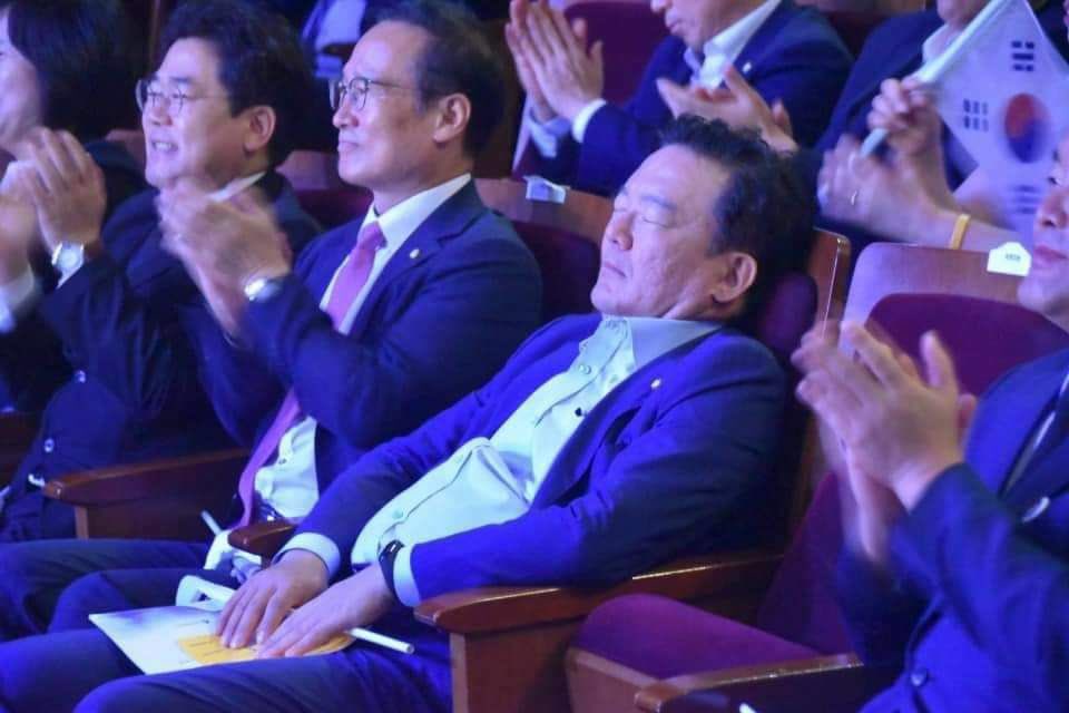 8.15 광복절 74주년 인천시 기념행사가 인천종합문화예술회관에서 열렸습니다. 문재인 대통령 경축사 당시  박수 안친 황교안 대표를 능가하는 포스의 주인공! 황대표 최측근을 자처하는 인천 송도 민경욱 의원 깊은 상념과 고민에 침잠해 있는 듯 합니다.8.15 광복절이 기쁘지 않는 듯 합니다.