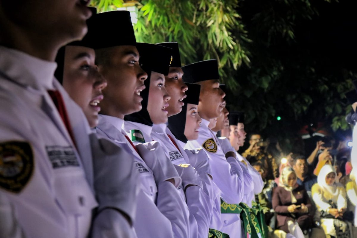 DiskominfoPWK's tweet photo. Pesan Bupati Anne Untuk Pasukan Pengibar Bendera HUT RI Ke 74 https://t.co/lV4qUwRW59 https://t.co/6syDesUBpk