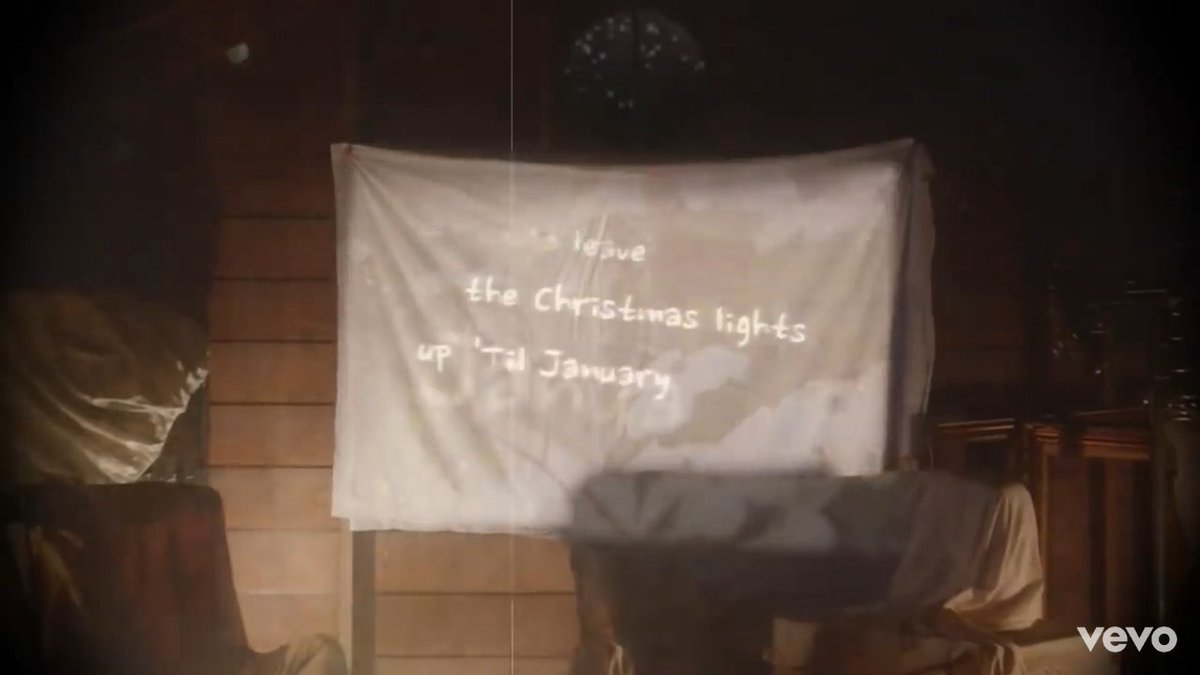 taffyedits's tweet photo. Sooooo that's what she meant by Christmas Tree
#LoverAtMidnight #lover @taylorswift13 @taylornation13 https://t.co/lujcapRKSI