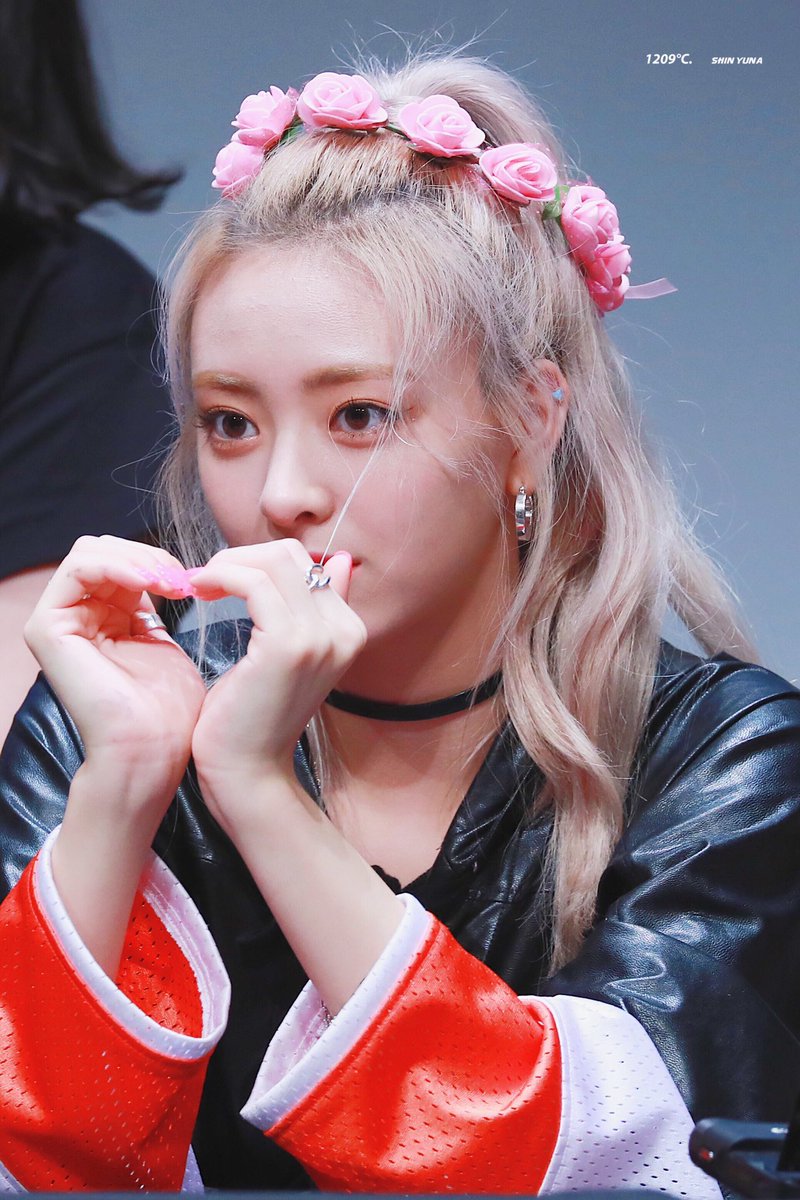 20031209com's tweet photo. 190815 팬사인회💕 

#유나 #신유나 #있지 #YUNA #ITZY
@ITZYofficial https://t.co/Fj0WNwurHs