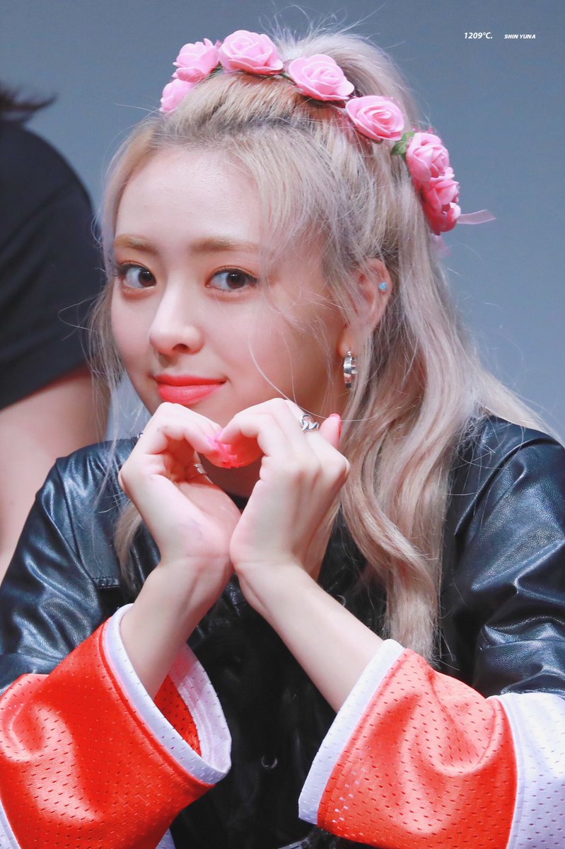 20031209com's tweet photo. 190815 팬사인회💕 

#유나 #신유나 #있지 #YUNA #ITZY
@ITZYofficial https://t.co/Fj0WNwurHs