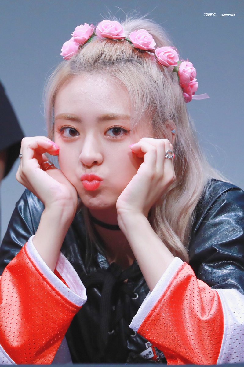 20031209com's tweet photo. 190815 팬사인회💕 

#유나 #신유나 #있지 #YUNA #ITZY
@ITZYofficial https://t.co/Fj0WNwurHs