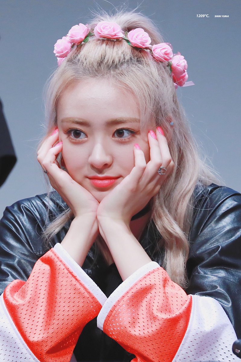20031209com's tweet photo. 190815 팬사인회💕 

#유나 #신유나 #있지 #YUNA #ITZY
@ITZYofficial https://t.co/Fj0WNwurHs