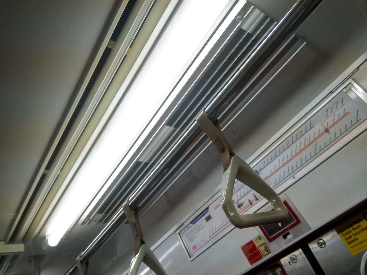 learntodraw5's tweet image. Ac mati, besi pegangan patah. Kereta nomor gerbong 204 -  29 k1 191 43. @CommuterLine