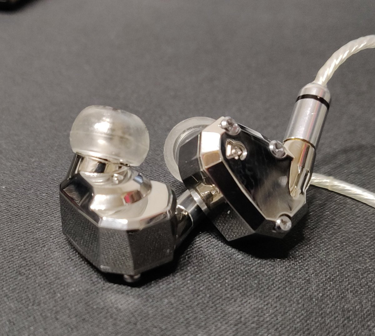 Storm Rx2 持ってる中で一番重い Andromeda S に Sureseal Tips を付けてみた 軸が短すぎて筐体が当たり 耳が痛くなった 固定される感じは良かったけど 違うイヤーピースに戻そう