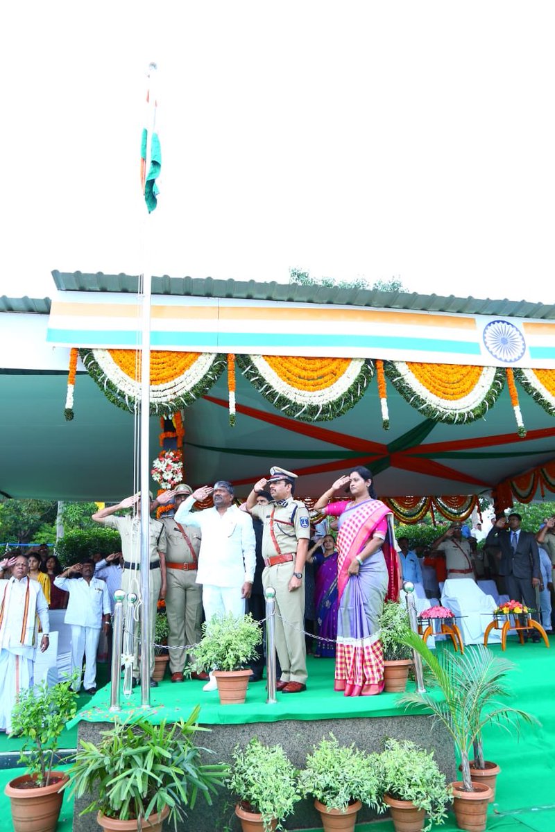 TPadmaRao's tweet photo. Unfurled National Flag on the occasion of 73rd Independence Day at Police Parade Ground, Gachibowli. https://t.co/C5f4cBLzOS