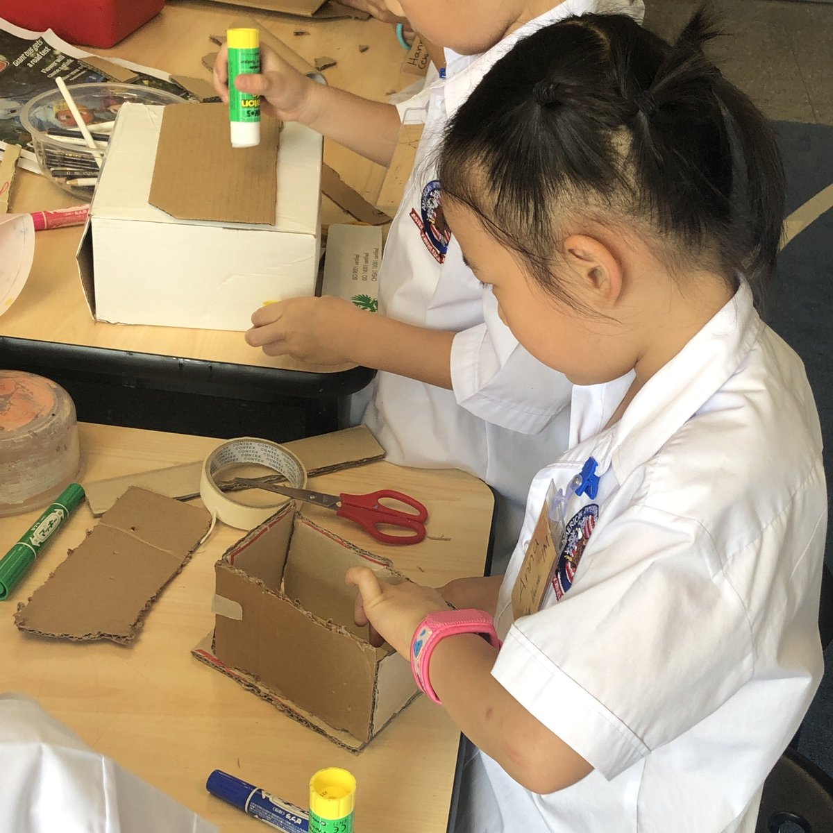 HannahShack_Art's tweet photo. First Fun (Art) Friday for Grade 1. The Tinkering Table seems to be at hit! #redbrick123 #artatais #elementaryart #ais #grade1art https://t.co/6Mr4EqKsa8