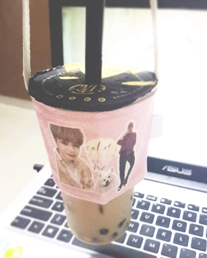 xmiracle89x's tweet photo. [Pls Help RT]
[Giveaway] #KangDanielinSG
Hi all, will be giving out these cupholders later at e stadium, do drop by if interested!

Note: Limited Quantity
*Time: TBA
*Ticket check &amp; Stan check 
(eg. Official Daniel Merch / Slogans)
*Available for trades / Reserve
kindly DM 😊 https://t.co/C33dOrbgQ6
