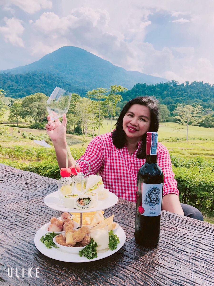 AuauktT's tweet photo. @tri333 วันหยุดวันไหนว่างแวะมาปิคนิคที่ Chatrium Golf Resort Soidao Chanthaburi ท่ามกลางวิวสนามกอล์ฟและวิวภูเขา มอกเห็นหมอกมองเห็นเขามองเห็นเราด้วย #Chatriumsoidao #FeelTheRemerkable #สุขทุกวันทีจันทบุรี https://t.co/bmL2dpl20n
