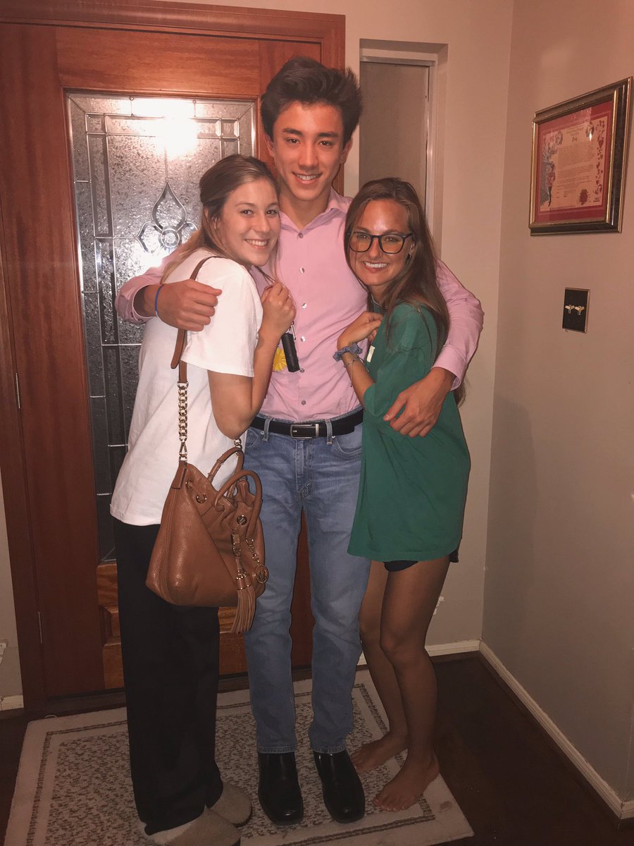 emmafreyy's tweet photo. Bye kingwood -me &amp; erica https://t.co/LxlwWVS2XX