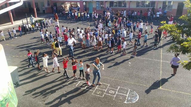 IenSteSuzRun's tweet photo. Rentrée en musique très réussie à l'école élémentaire Saint-Clair Agénor. Bravo à toute l'équipe et à son nouveau directeur! @academiereunion https://t.co/cTiiBPYGeq