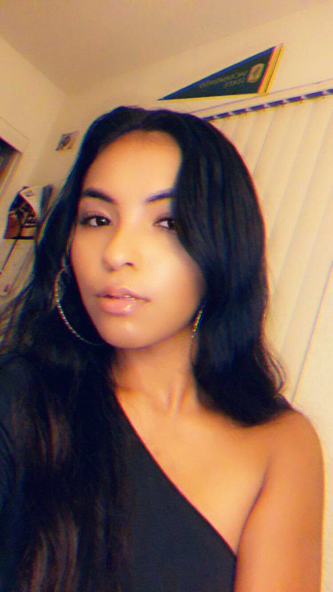 forrtunemarrie's tweet photo. I wonder if twitter will ever acknowledge my selfies 😭 https://t.co/GOqZNtYosR
