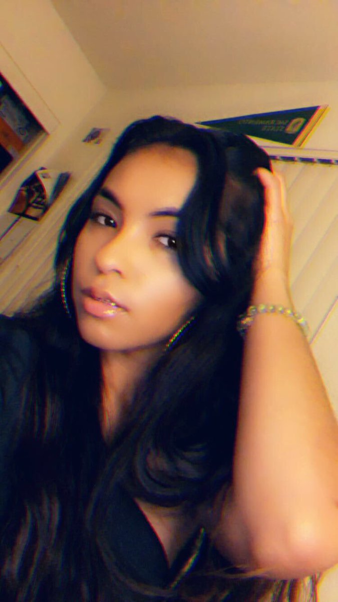 forrtunemarrie's tweet photo. I wonder if twitter will ever acknowledge my selfies 😭 https://t.co/GOqZNtYosR