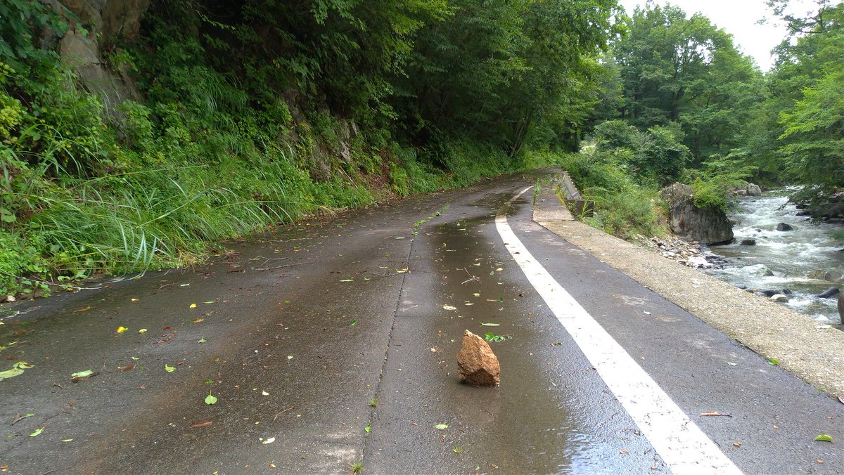 kumacon's tweet photo. R257荘川町側

台風のせいか、折枝や落石が多数…
手でどかしながら少しづつ進みました

対向車？来ないよ

#R257 #R472 https://t.co/Dfikpoe6oY