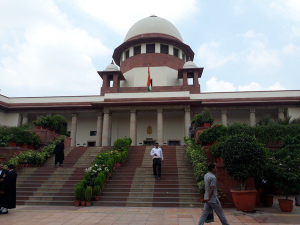 ANI's tweet photo. Hearing on a petition challenging abrogation of Article 370 in Supreme Court: "What is this petition? This is simply not maintainable. What kind of petition is this?" CJI Ranjan Gogoi asks ML Sharma. https://t.co/P2rQpf700j