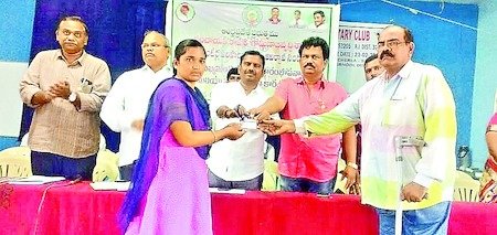 జిల్లాలోని అన్ని మండలాల్లో గురువారం నుంచి 14,255 మంది గ్రామ వాలంటీర్లు విధుల్లో చేరారు. మండల పరిషత్ కార్యాలయాల్లో వీరికి అధికారులు గుర్తింపు కార్డులు, బాధ్యతలు అప్పగించారు. పల్లె ప్రజలకు మరింత ఉత్తమ సేవాలందించాలని వారికి సూచించారు.