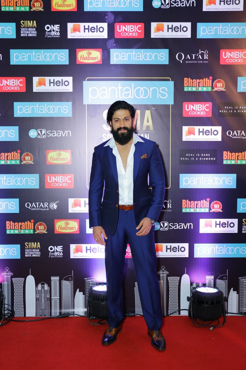 xappiekannada's tweet photo. #SIIMAAwards2019 Kannada
Best Actor - #yash
Stylish Icon - #Yash
Best Movie - #KGF
Best Director - #prashanthneel
Best DOP - #bhuvangowda
Best Music - #BasrurRavi
#SIIMABestActor #KGFChapterOne https://t.co/ReshqlfvTF