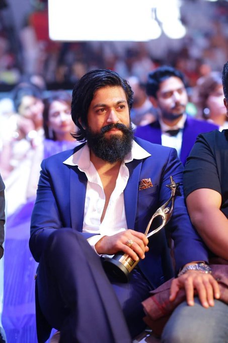 xappiekannada's tweet photo. #SIIMAAwards2019 Kannada
Best Actor - #yash
Stylish Icon - #Yash
Best Movie - #KGF
Best Director - #prashanthneel
Best DOP - #bhuvangowda
Best Music - #BasrurRavi
#SIIMABestActor #KGFChapterOne https://t.co/ReshqlfvTF