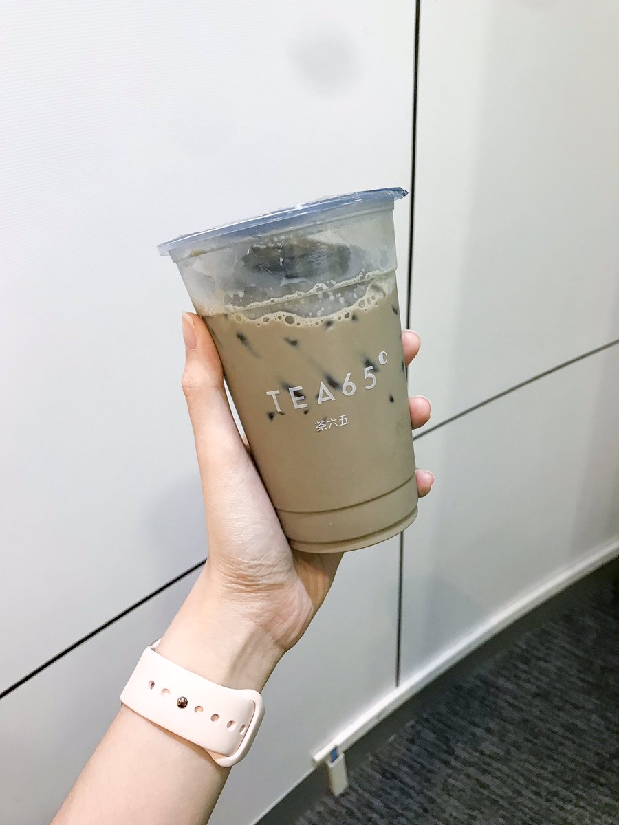 natly_iii's tweet photo. TEA65 ตอนนี้สั่งผ่าน grab 1+1 นะ นี่เห็นโปรเลยลองสั่ง Hojicha Latte หวาน 50% มา กินไปคำแรกนึกถึงสตาร์บัคเลย คล้ายกันมากแต่ไม่รู้ว่าเพราะเป็น Hojicha หรือเปล่า หลายๆร้านอาจจะคล้ายกันงี้😂 https://t.co/BilshepsaN