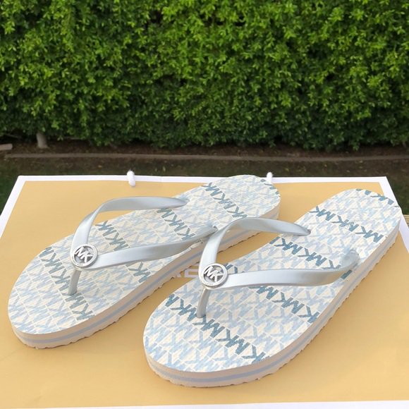 Kalsss_Poshmark's tweet photo. So good I had to share! Check out all the items I'm loving on @Poshmarkapp #poshmark #fashion #style #shopmycloset #coach #michaelkors: https://t.co/jtT0RDYCam https://t.co/1Yzllv36pM