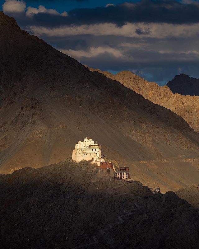 WithManish0's tweet photo. #Photography #Camera #travel #PicOfTheDay #Photos #withManish Last light over Namgyal Gompa in Leh. I must have visited Leh N numbers of times in last 15 years and this place never disappointments me, whether is summer or winter.
.
#earth_shotz #neverst… https://t.co/LANSviMX0U https://t.co/cuJdLUf2jk