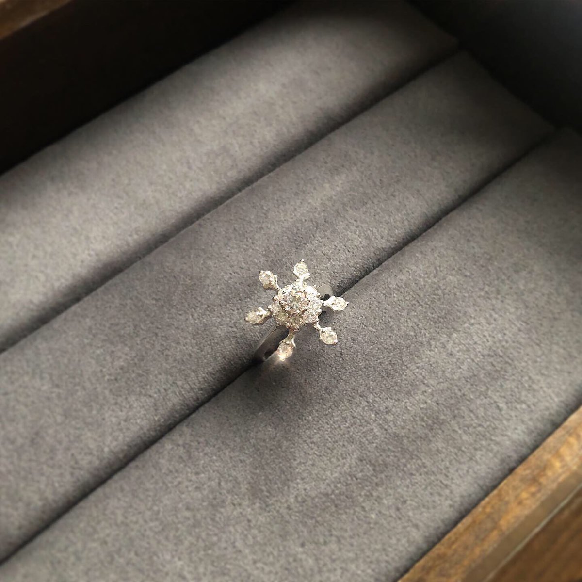 DraJewelry's tweet photo. 더운 날씨에도 반짝이는 #눈꽃반지 를 주문해주신 ❄️💍
.
#Handcrafted by DRA 🌓 Only in #DRA
.
#DRAjewelry #jewelry #jewellery #ring #handmade #handmadejewelry #silversmith #jotd #jewelryoftheday #daily #DRA주얼리 #드라 #드라주얼리 #주얼리 #반지 #오오티디 #디자이너주얼리 #데일리 https://t.co/IQd5982mWD