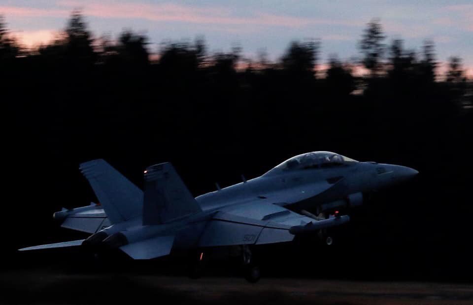 F-18 Growlers practicing carrier landings at Coupeville NOLF. Evening of jet noise 👍@Godderstwit @FlyMontyUK @jumbo747pilot @jamie_aviacom @TheAviationist @Speedbird007 @jetwash_photos @fighterpics