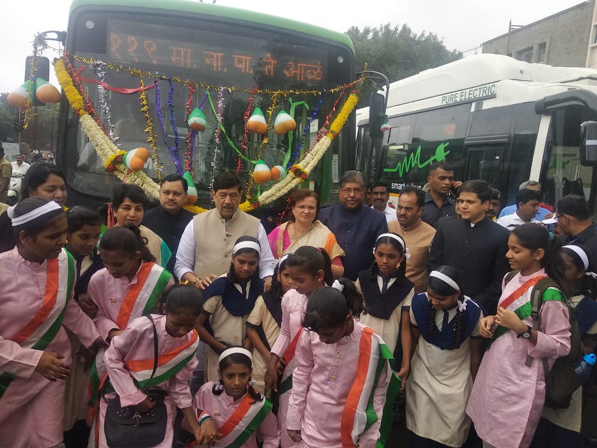 SmartPune's tweet image. शालेय विद्यार्थी, ज्येष्ठ नागरिक, पालकमंत्र्यांच्या उपस्थितीत स्मार्ट ई-बस ‘पीएमपी’च्या ताफ्यात दाखल
पुणे स्मार्ट सिटीच्या महत्त्वाकांक्षी प्रकल्पाअंतर्गत 50 स्मार्ट ई-बस, तर पीएमपीच्या 50 सीएनजी बस दाखल
#SmartPune #SmartEBus #SmartBus #EBus #SmartCityProjects #Services #Pune