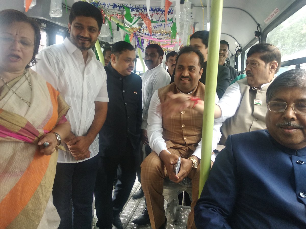 SmartPune's tweet image. शालेय विद्यार्थी, ज्येष्ठ नागरिक, पालकमंत्र्यांच्या उपस्थितीत स्मार्ट ई-बस ‘पीएमपी’च्या ताफ्यात दाखल
पुणे स्मार्ट सिटीच्या महत्त्वाकांक्षी प्रकल्पाअंतर्गत 50 स्मार्ट ई-बस, तर पीएमपीच्या 50 सीएनजी बस दाखल
#SmartPune #SmartEBus #SmartBus #EBus #SmartCityProjects #Services #Pune