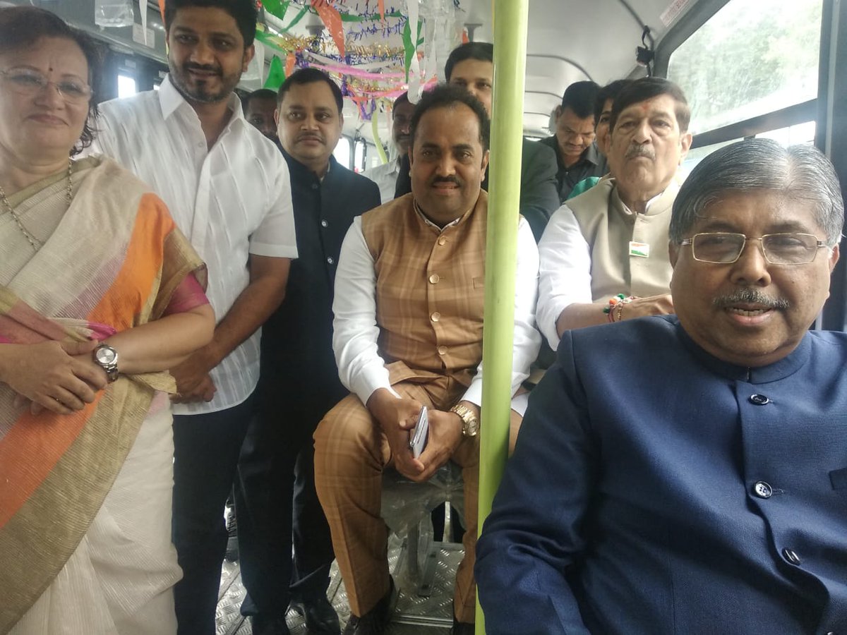 SmartPune's tweet image. शालेय विद्यार्थी, ज्येष्ठ नागरिक, पालकमंत्र्यांच्या उपस्थितीत स्मार्ट ई-बस ‘पीएमपी’च्या ताफ्यात दाखल
पुणे स्मार्ट सिटीच्या महत्त्वाकांक्षी प्रकल्पाअंतर्गत 50 स्मार्ट ई-बस, तर पीएमपीच्या 50 सीएनजी बस दाखल
#SmartPune #SmartEBus #SmartBus #EBus #SmartCityProjects #Services #Pune