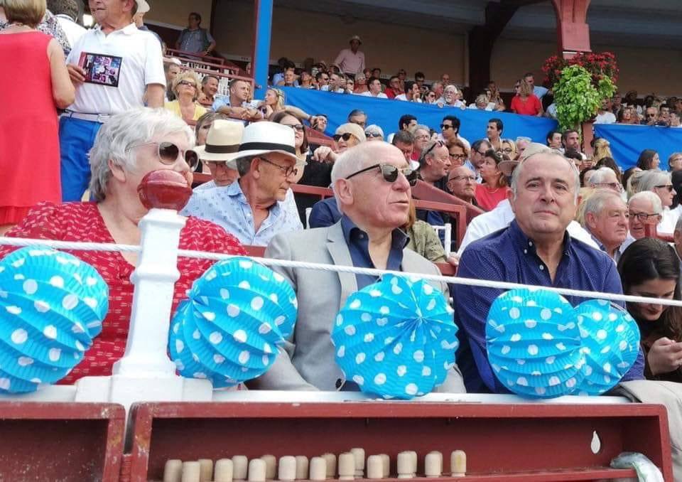 LionelOD31's tweet photo. Corrida banale avec 6 taureaux tués, 4 oreilles et une queue coupées devant Didier Guillaume, Ministre de l’Agriculture en charge du bien être animal et Jacqueline Gouraut, Ministre de la Ville.
J’hésite entre indécence, cynisme ou stupidité. Ou les trois. https://t.co/VZXeSQIWG5