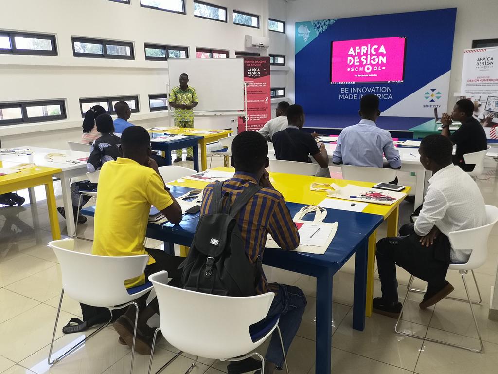 🔥 Eya ! 

La Design School commence avec le cours d'histoire de l'art de Mr Hounkpatin...

#Joie #Africadesignschool #StudyInAfrica #EtudierEnAfrique
<a href="/lecolededesign/">L'École de design Nantes Atlantique</a> <a href="/SemeCity/">Sèmè City</a>