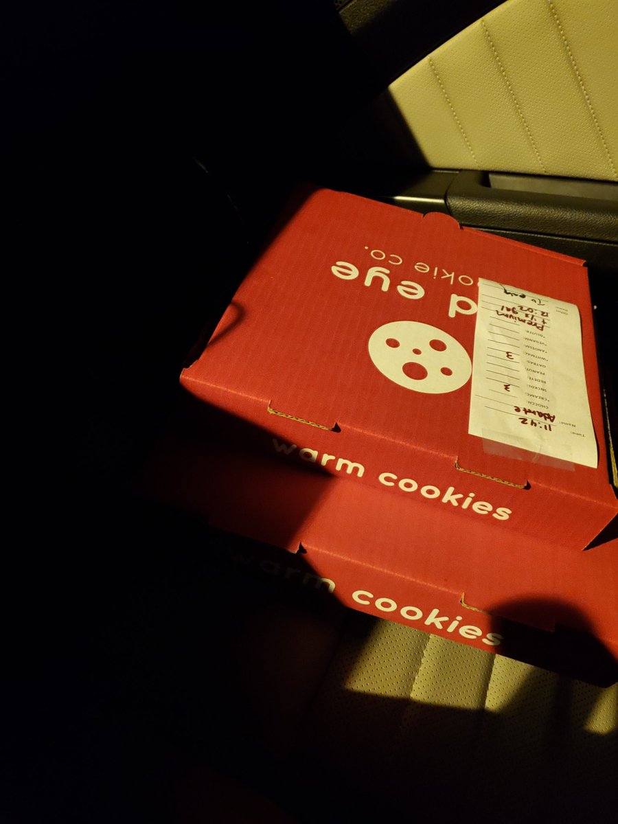 Foxamt1's tweet photo. Went on another cookie run before the meeting to treat my co workers. Snickerdoodles, red velvet caffeine (red eye) , cookies and creme, oatmeal raisin.
So soft it melts in your mouth
#twitch #CookieOClock #cookierun #cookies #night #NightShift #meetings #tasty https://t.co/odMYfPym1x