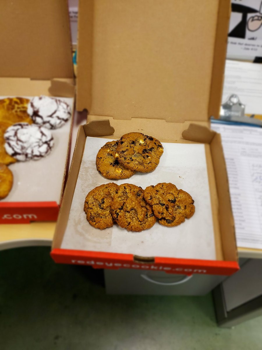 Foxamt1's tweet photo. Went on another cookie run before the meeting to treat my co workers. Snickerdoodles, red velvet caffeine (red eye) , cookies and creme, oatmeal raisin.
So soft it melts in your mouth
#twitch #CookieOClock #cookierun #cookies #night #NightShift #meetings #tasty https://t.co/odMYfPym1x