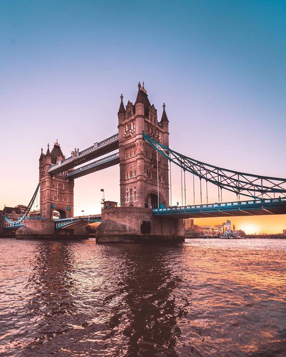 Majid_Almaskari's tweet photo. جسر البرج، لندن 🇬🇧
#Tower_Bridge
يربط بين ضفتي نهر التايمز
أقيمت مسابقة في عام 1876م لأفضل تصميم إنشاء جسر، وذلك لحل مشكلة عبور النهر مع مراعاة تلبية التوسع المستقبلي في حركة نقل السفن، فاز المهندس "جون وولفي" الذي كانت فكرته تعتمد على جسر متحرك.
#صباح_الخير https://t.co/GUUG2wlr3c