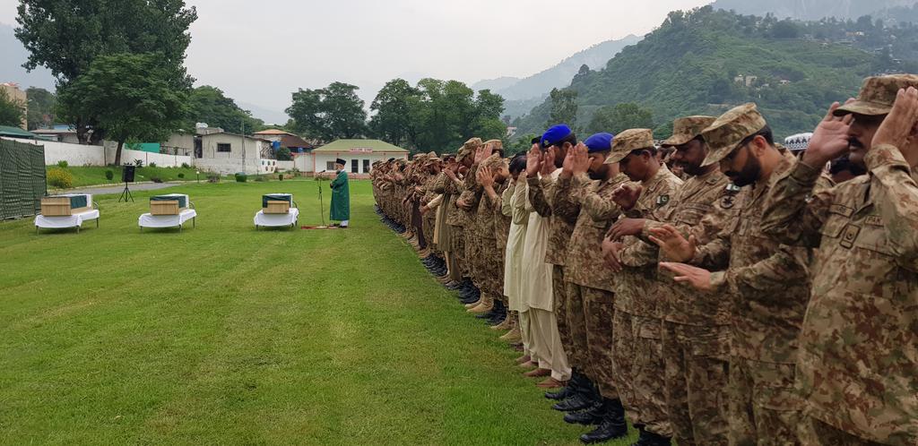 TariqNaqash's tweet photo. Army personnel n civilians offer funeral prayers of 3 #PakistanArmy soldiers in Muzaffarabad on Friday, a day after they laid down their lives in the line of duty along the restive LoC in #LeepaValley. 
May Allah SWT accept their shahadat n end the sufferings of #Kashmiris https://t.co/83t9QqHWyh