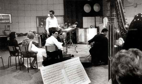 1964년 #쉘부르의우산 의 전설이 시작 된 그 곳! #아녜스바르다촬영 현장부터 #까뜨린느드뇌브 리즈 시절까지 💓 영화의 모든 것을 담은 스페셜...