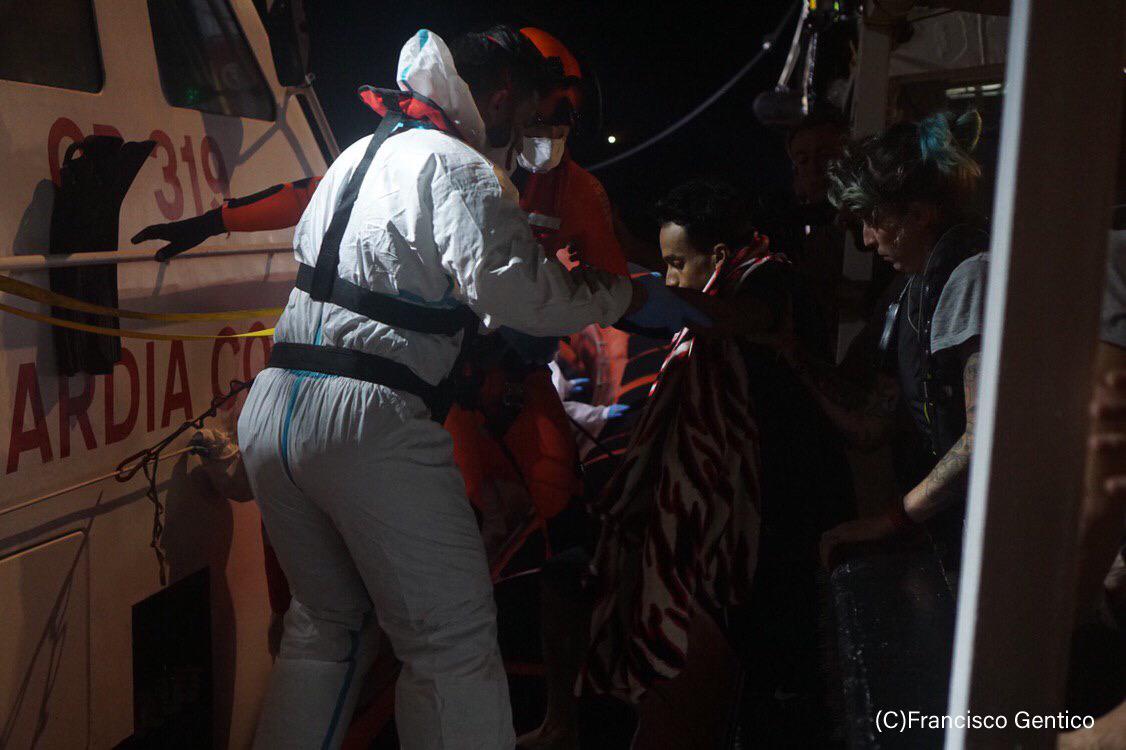 🔴#ULTIMAHORA 
Realizzata questa notte evacuazione urgente di 3 persone e un accompagnatore per complicazioni mediche che richiedono cure specializzate. Tutte le persone a bordo devono essere fatte sbarcare urgentemente. L'umanità lo impone. 
#unportosicurosubito