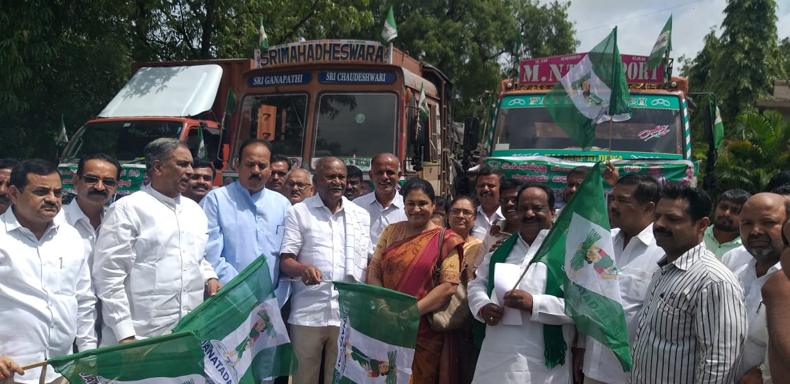 dctsarige's tweet photo. ಇಂದು ನನ್ನ ನೇತೃತ್ವದಲ್ಲಿ ಡಿಸಿ ತಮ್ಮಣ���ಣ ಸೇವಾ ಪ್ರತಿಷ್ಠಾನದ ವತಿಯಿಂದ ಉತ್ತರ ಕರ್ನಾಟಕದ ನೆರೆ ಸಂತ್ರಸ್ತರಿಗೆ ಗೃಹಪಯೋಗಿ ಪದಾರ್ಥಗಳು, ರಗ್ಗುಗಳು, ಹೊಸ ಬಟ್ಟೆ��ಳು, ದನಕರುಗಳಿಗೆ ಮೇವು ಇನ್ನು ಉಪಯುಕ್ತ ವಸ್ತುಗಳನ್ನು 10 ಲಾರಿಗಳ ಮೂಲಕ ಧಾರವಾಡ ಜಿಲ್ಲೆಗೆ ತಲುಪಿಸಿದೆ. ಈ ಸಂದರ್ಭದಲ್ಲಿ ಸ್ಥಳೀಯ ಮುಖಂಡರು ಉಪಸ್ಥಿತರಿದ್ದರು.@publictvnews https://t.co/vfLjdTZNaR