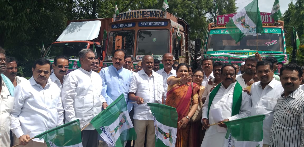 dctsarige's tweet photo. ಇಂದು ನನ್ನ ನೇತೃತ್ವದಲ್ಲಿ ಡಿಸಿ ತಮ್ಮಣ���ಣ ಸೇವಾ ಪ್ರತಿಷ್ಠಾನದ ವತಿಯಿಂದ ಉತ್ತರ ಕರ್ನಾಟಕದ ನೆರೆ ಸಂತ್ರಸ್ತರಿಗೆ ಗೃಹಪಯೋಗಿ ಪದಾರ್ಥಗಳು, ರಗ್ಗುಗಳು, ಹೊಸ ಬಟ್ಟೆ��ಳು, ದನಕರುಗಳಿಗೆ ಮೇವು ಇನ್ನು ಉಪಯುಕ್ತ ವಸ್ತುಗಳನ್ನು 10 ಲಾರಿಗಳ ಮೂಲಕ ಧಾರವಾಡ ಜಿಲ್ಲೆಗೆ ತಲುಪಿಸಿದೆ. ಈ ಸಂದರ್ಭದಲ್ಲಿ ಸ್ಥಳೀಯ ಮುಖಂಡರು ಉಪಸ್ಥಿತರಿದ್ದರು.@publictvnews https://t.co/vfLjdTZNaR