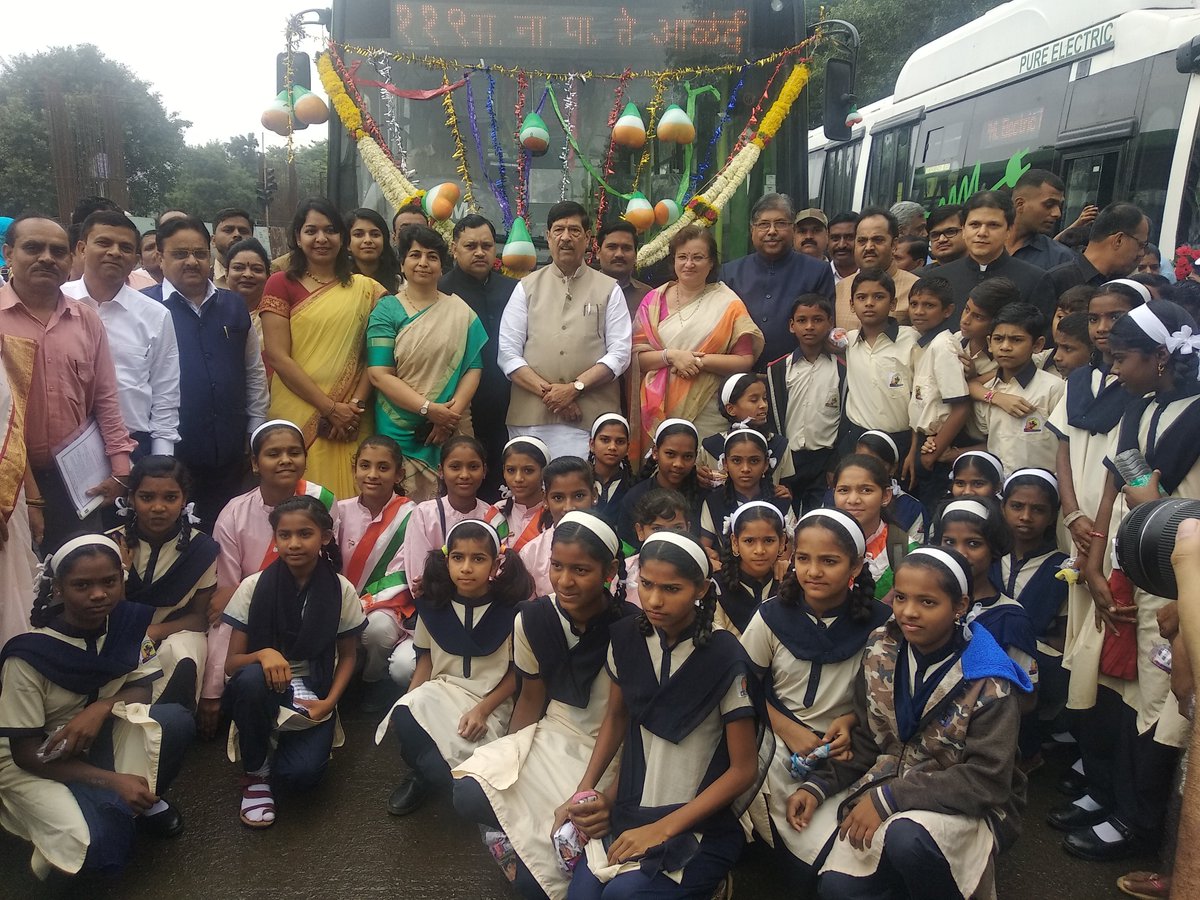 SmartPune's tweet image. Guardian Minister Chandrakant Patil said, "To make Pune's transport smooth, Pune Smart City is implementing a viable Smart E-bus project. Pune Smart City's efforts will help in achieving the Prime Minister's dream of making 100 cities smart in the country. ” #SmartEBus #SmartPune