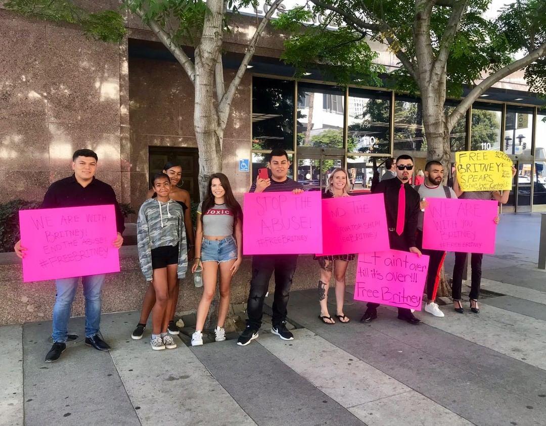 PsychVictims's tweet photo. #FreeBritneySpears #Rally - Give her #Control! π¦
#AntiPsych #Coercion #Forced #NoMorePills #DiaNonsense #NotADisease π« #Labels #Gaslighting #QuackDocs #MentalillnessIsaMYTH #BritneySpears #LoveHer #LA https://t.co/yuYHZH108u
