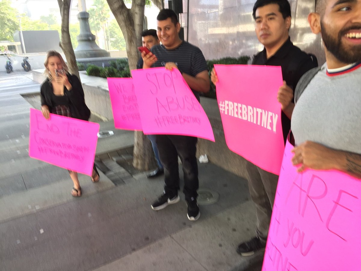 PsychVictims's tweet photo. #FreeBritneySpears #Rally - Give her #Control! π¦
#AntiPsych #Coercion #Forced #NoMorePills #DiaNonsense #NotADisease π« #Labels #Gaslighting #QuackDocs #MentalillnessIsaMYTH #BritneySpears #LoveHer #LA https://t.co/yuYHZH108u