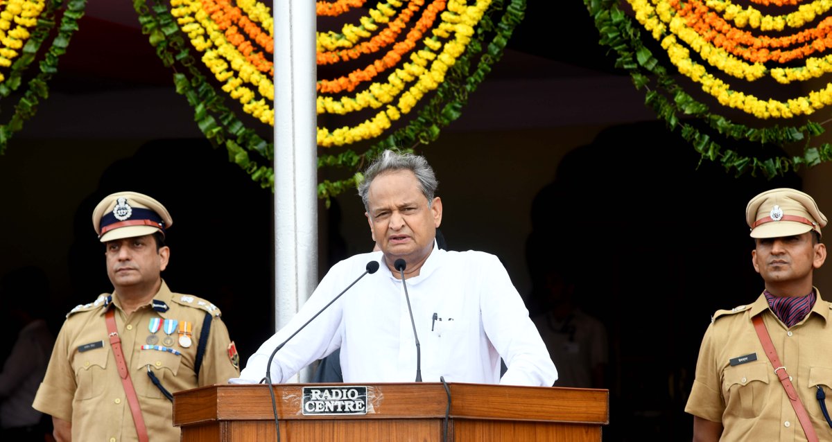 RajCMO's tweet photo. मुख्यमंत्री श्री अशोक गहलोत ने गुरुवार को 73वें स्वाधीनता दिवस के अवसर पर जयपुर के सवाई मानसिंह स्टेडियम में आयोजित राज्यस्तरीय समारोह को संबोधित किया | कहा कि हमारे महान नेताओं की ही देन है कि हिन्दुस्तान में लोकतंत्र की जडे़ं मज़बूत रहीं। https://t.co/2aSul2joYB https://t.co/U6kASJ7gIH