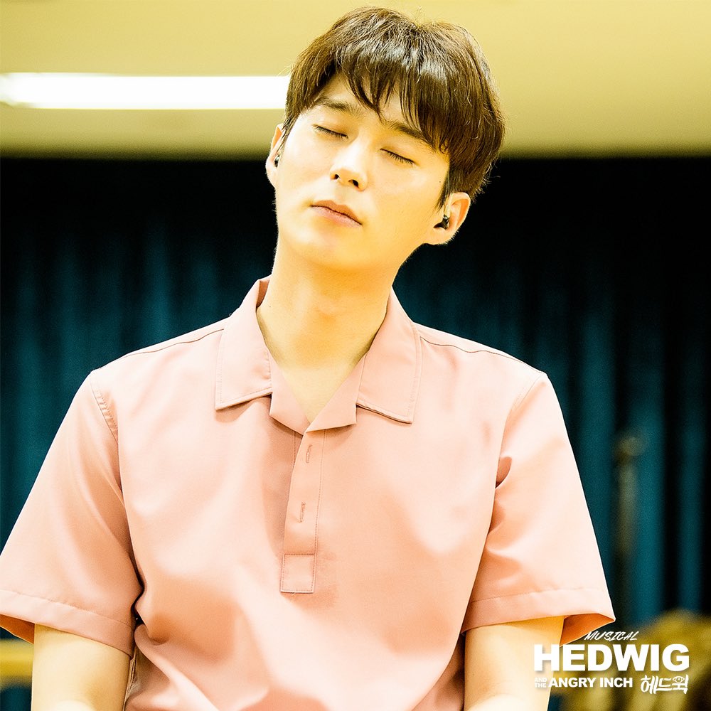 shownote's tweet photo. ｜연습사진｜헤드윅
⠀
D-day!
연습사진 공개
#전동석
⠀
Photo by. @Robinjskim 
⠀
#뮤지컬 #헤드윅
2019.8.16~11.3
#홍익대대학로아트센터 https://t.co/Gv717nrWYl