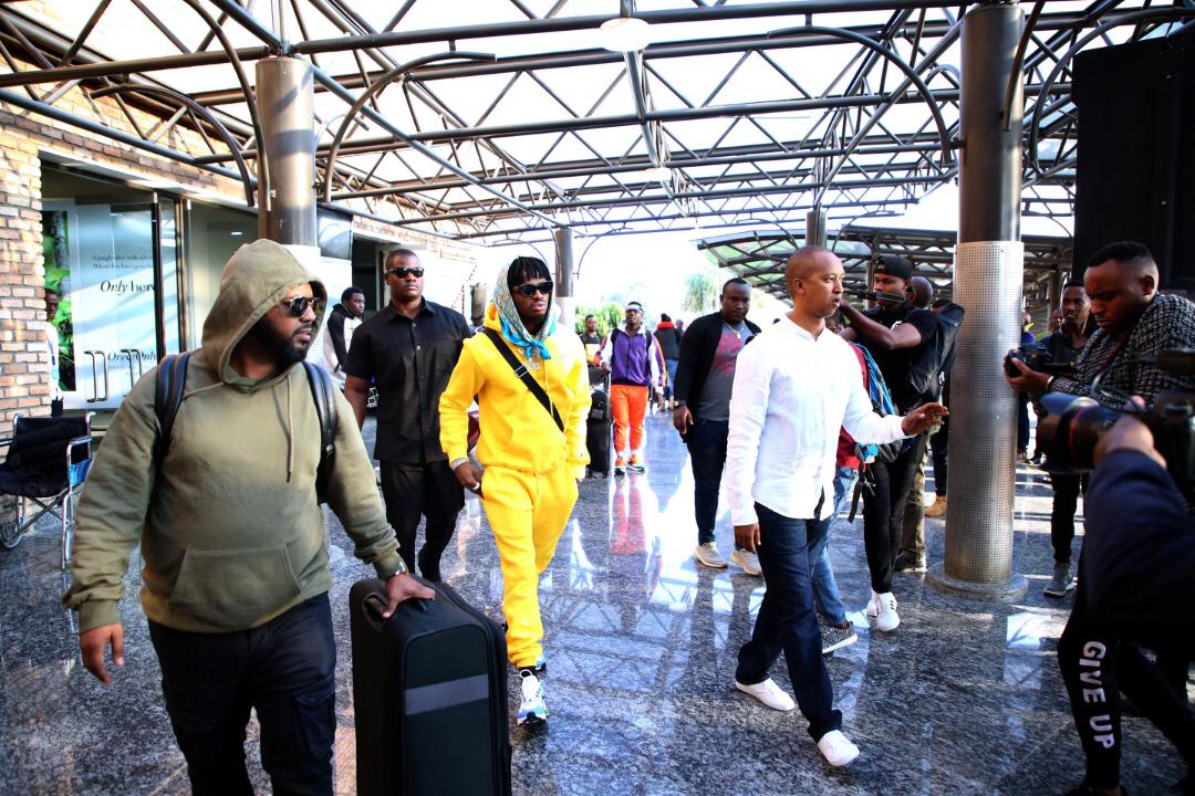 Muzungu4's tweet photo. ICYMI: #Tanzania's music sensation @diamondplatnumz has arrived in #Kigali for the highly anticipated #IwacuMuzikaFestival2019 show tomorrow at Amahoro Stadium parking.
He's going to address the media shortly at Serena Hotel.
Are you ready to party? #Rwanda
#SIMBAinKigali https://t.co/7b1Sew48iL