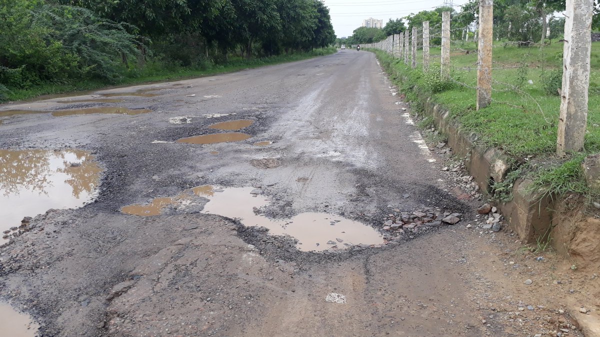 vinitpratap's tweet photo. @CeoNoida @dmnoidacircle @noida_authority @nitin_gadkari @CMOfficeUP @myogiadityanath sir pls help us https://t.co/jCQUYlBuRI