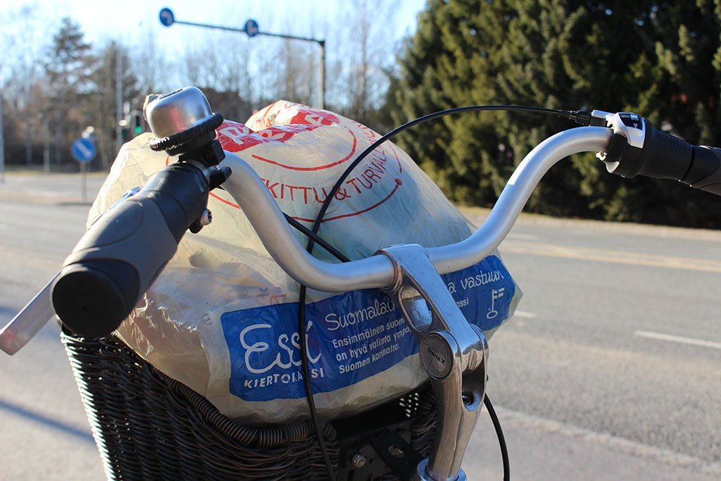ESSIkiertokassi's tweet photo. Tehdään polkemalla ekotekoja. Kauppaostoksetkin kulkevat kätevästi kotiin pyörän korissa. 🚲 #ekoteko #kauppareissu #kiertokassi https://t.co/aVgkNPkpcc