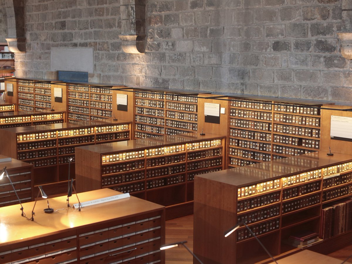 BiblioCatalunya's tweet photo. #ConeixBC Abans de la implantació de les tecnologies digitals, la cerca de documents de la BC es feia a través de cedularis🗄 com els 2.414 que es conserven a la sala de lectura de Ponent.
➡️ #blogBC: https://t.co/Q7J9fBhz7T
#bibliotequescat #bibliotequesdebarcelona #recerca https://t.co/oGNsq5mHX3