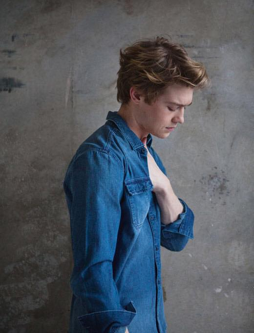 Sattapat_SCL's tweet photo. This is Taylor Swift's blue in lover song. 
พี่ Joe Alwyn พิโจของแม่เทย์
#Lover
#LoverAtMidnight https://t.co/pE74W9guJf